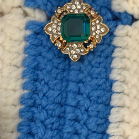 Kenneth Jay Lane Gold and Emerald Green Earrings - Picture 14 of 16